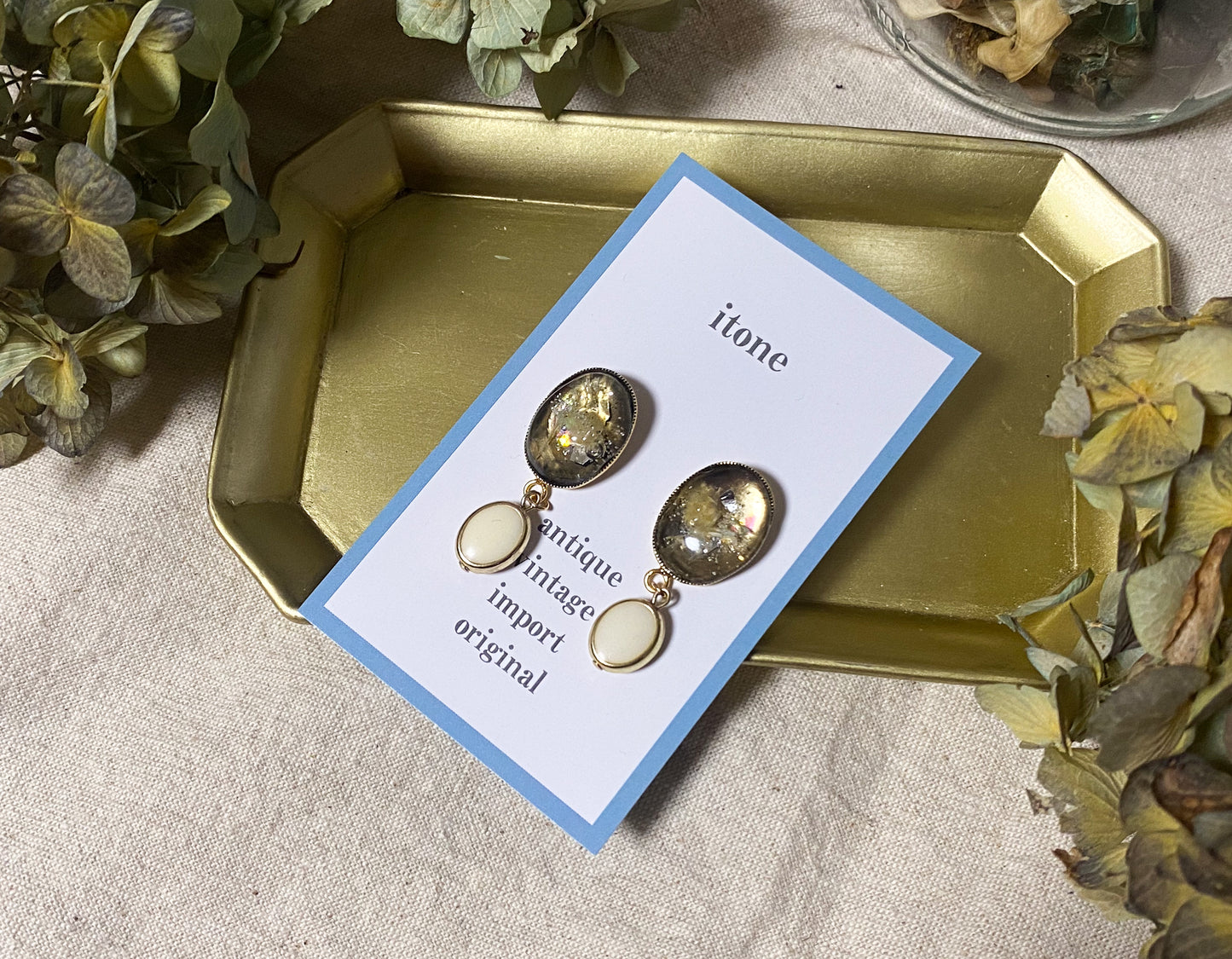 white flower gold resin clip-on earrings
