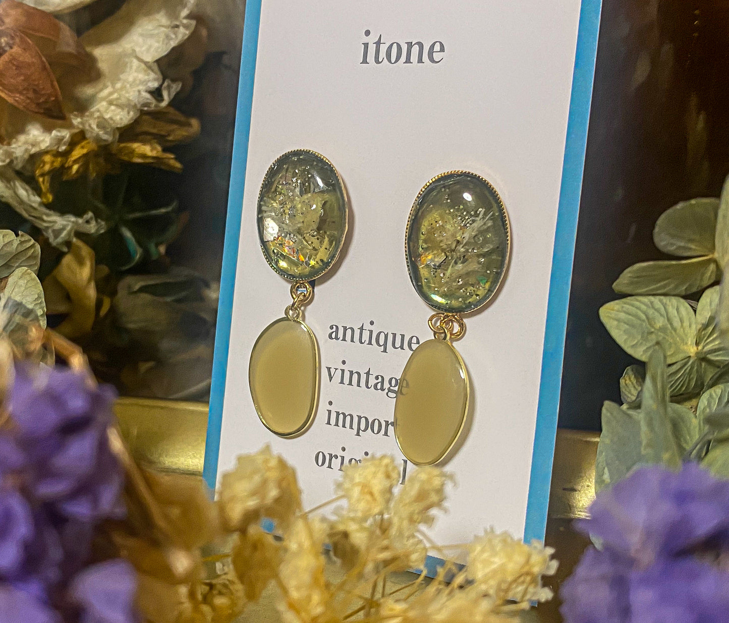 white flower gold resin clip-on earrings