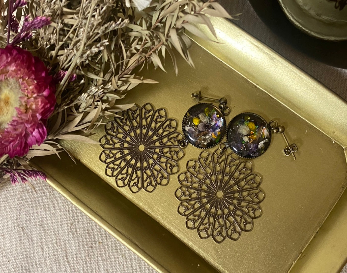 flower antique resin pierced earrings