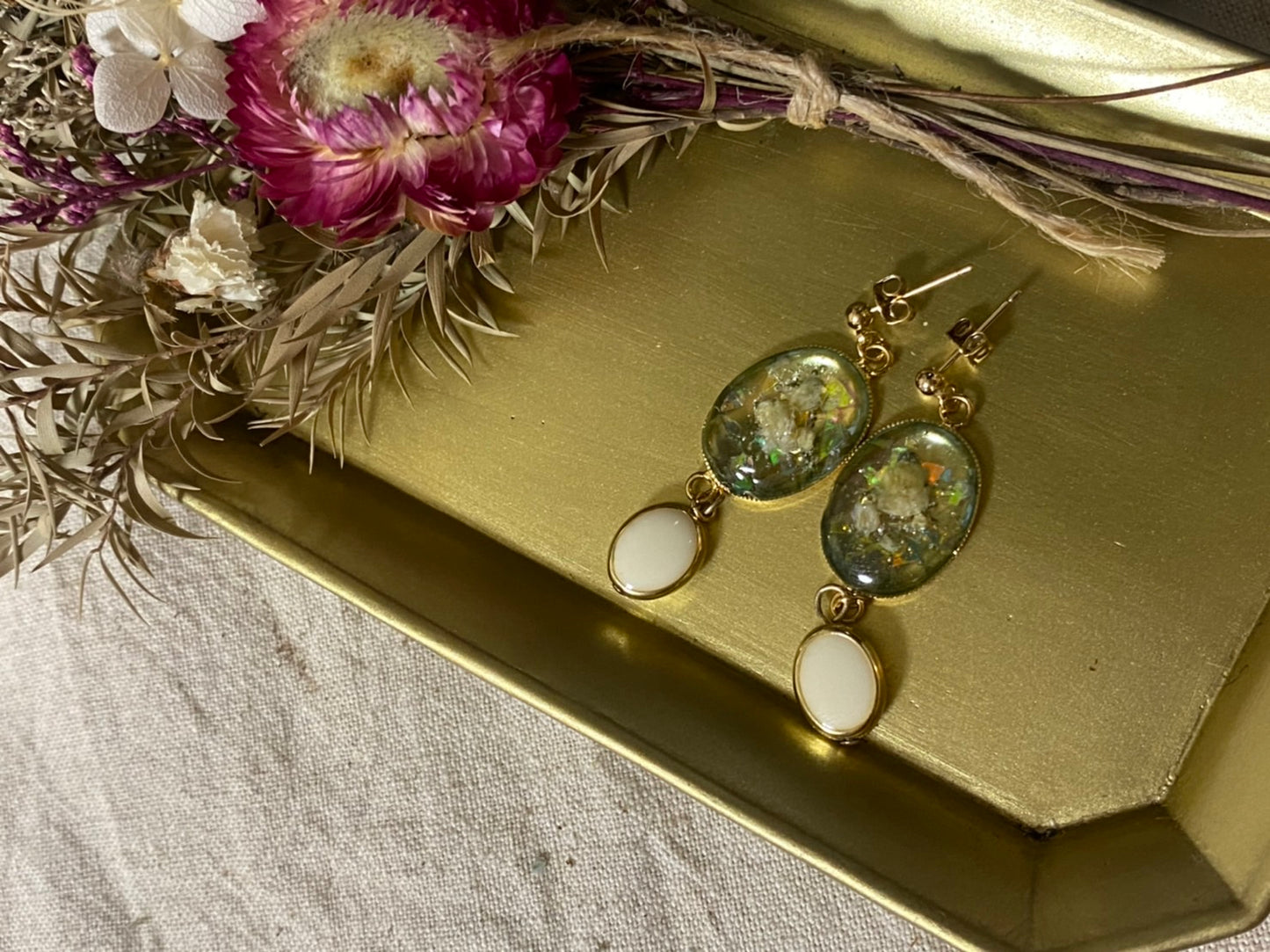 white flower gold resin pierced earrings